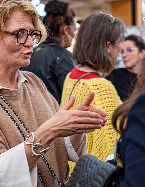 deux entrepreneuses discutent ensemble