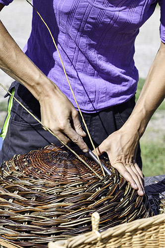 Emma Pieters, artisane en vannerie réalise un panier