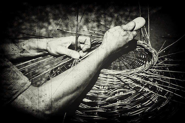 Emma Pieters, artisane en vannerie réalise un panier en seine maritime