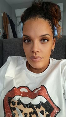 Une entrepreneuse qui propose des services à domicile pour les personnes handicapées